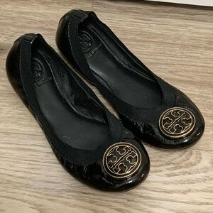 Tory Burch Caroline 5.5 Patent Black Ballet Flats Gold Logo Naplak Elastic